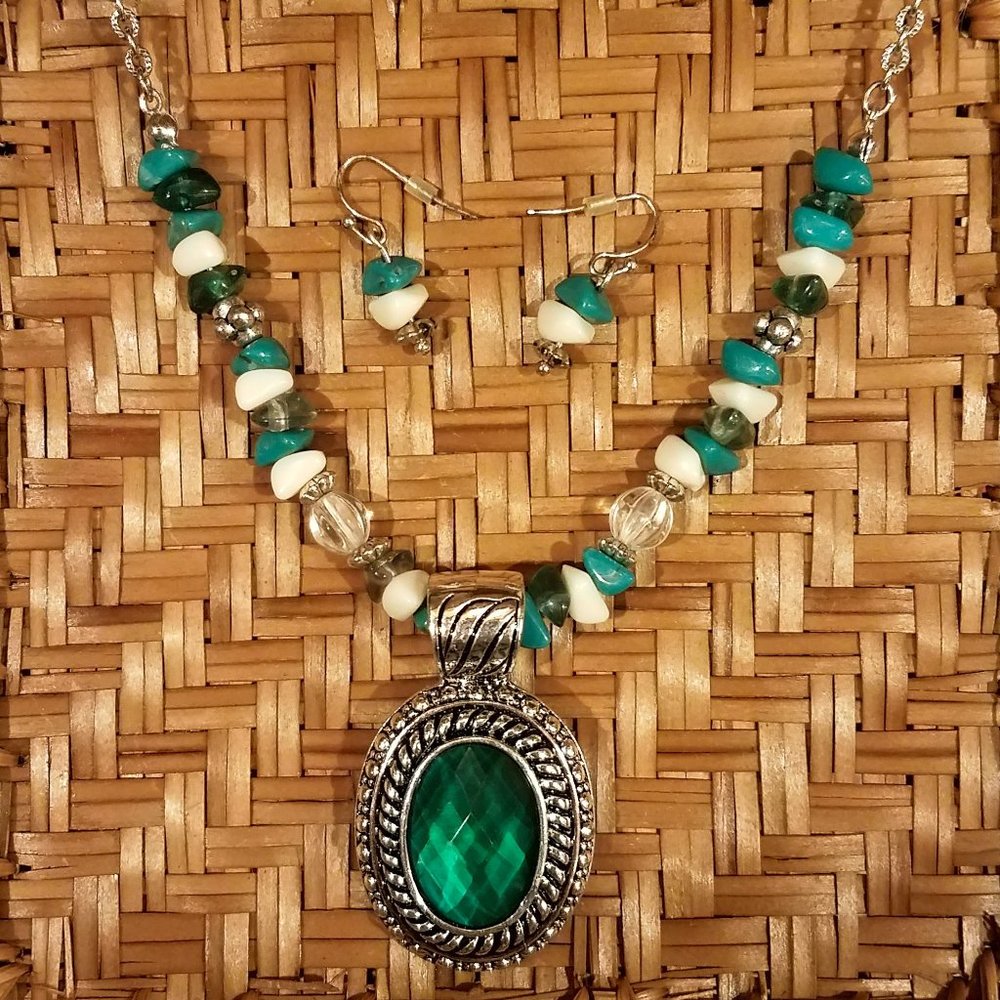 Avon Green Pendant Statement Necklace and Earring Set - Picture 1 of 4